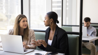 twee collega's in gesprek