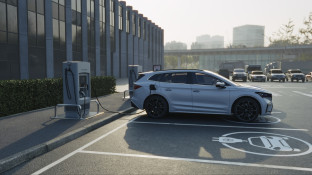 Elektrische auto bij  kantoor