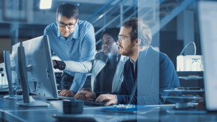 Stagiair en werknemer in gesprek achter computer
