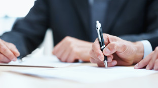 Handtekening zetten onder arbeidsovereenkomst