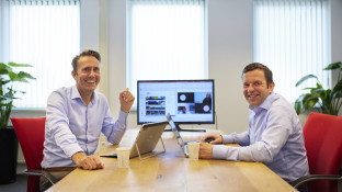 Paul Nieuwenhuize en directeur HHC/DRS Huib Oostdijk aan tafel