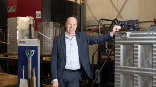 Peter van der Zwaan in de productiehal van Lemmens metaalbewerking