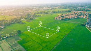 Luchtfoto van een groen bouwperceel