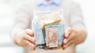 Man houdt pot met geld vast