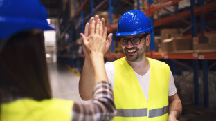 Medewerkers geven elkaar een high five