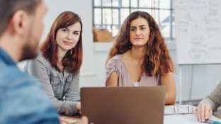 Mensen in gesprek over medewerkersparticipatie