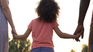 Ouders hand in hand met kind