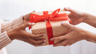 Overhandiging van cadeau