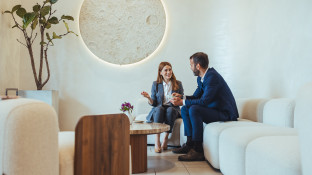 collega's overleg bij bank