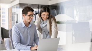 Man en vrouw bespreken auteursrecht