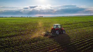 Tractor op landbouwgrond