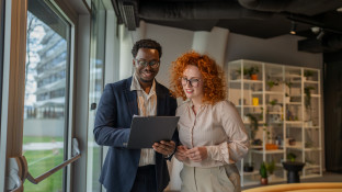 Twee collega's in overleg