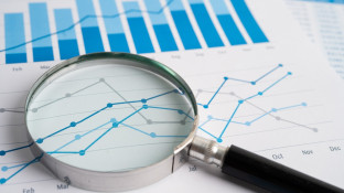 Met vergrootglas kijken naar cijfers onderneming
