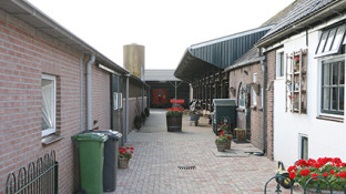 Bestraat boerenerf