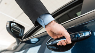 Man opent portier van auto